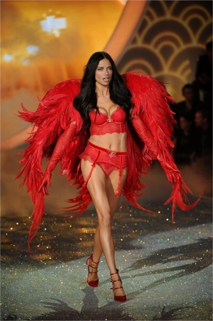 İşte Victoria's Secret'ın merakla beklenen yılbaşı defilesi!