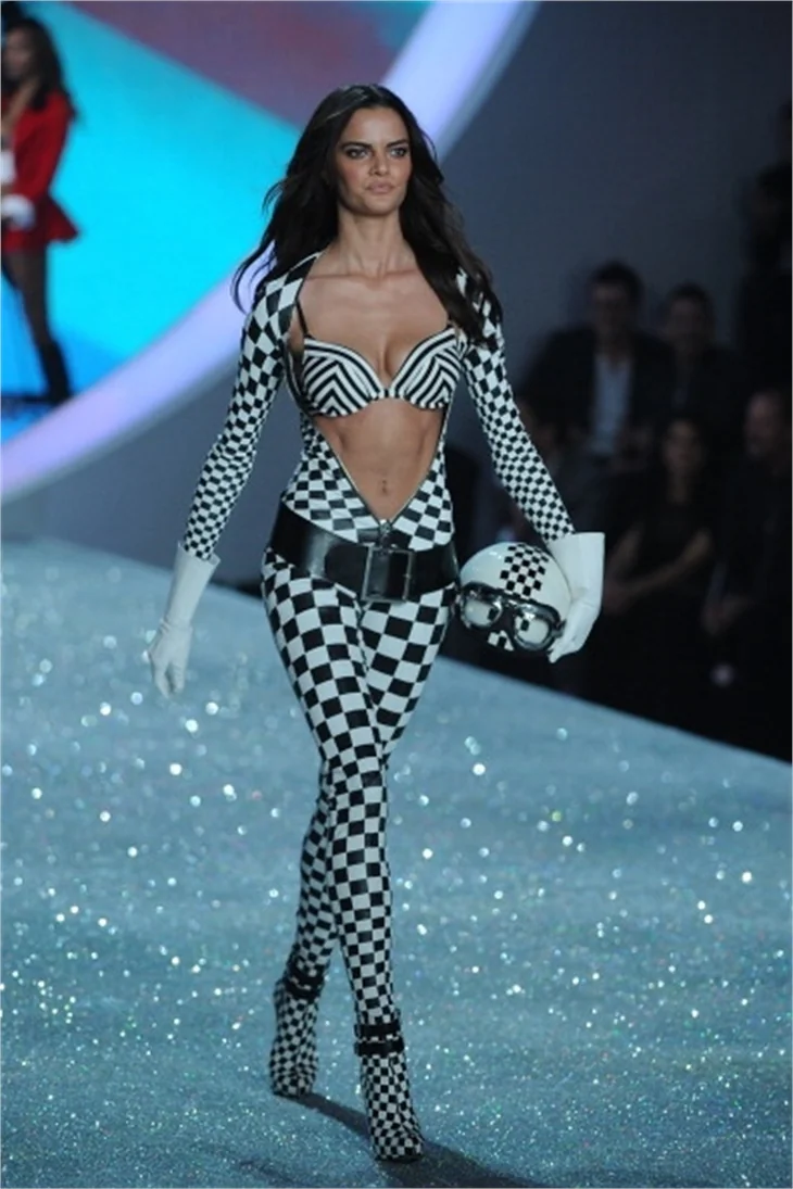 İşte Victoria's Secret'ın merakla beklenen yılbaşı defilesi!