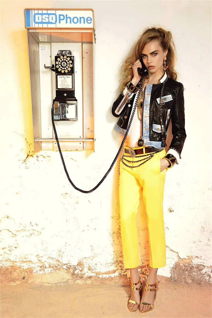 Seksi model Cara Delevingne telefonun başında..