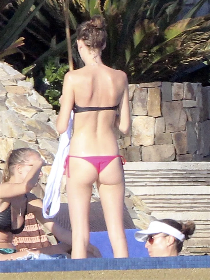 Behati Prinsloo sahilde şov yaptı!