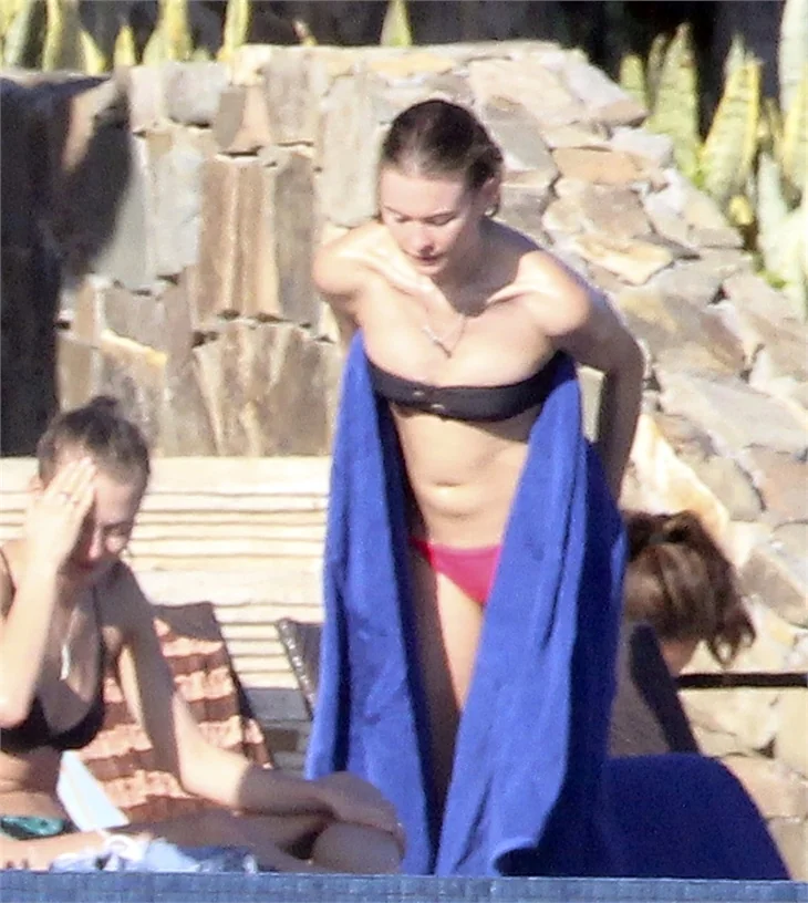 Behati Prinsloo sahilde şov yaptı!