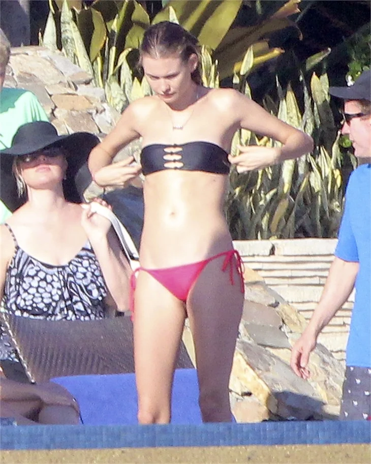 Behati Prinsloo sahilde şov yaptı!