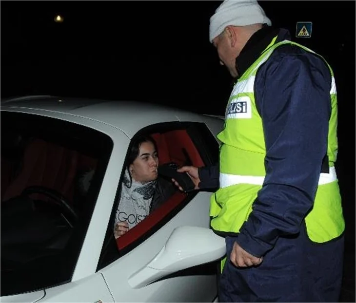 Asena Erkin trafik kontrolüne takılınca...