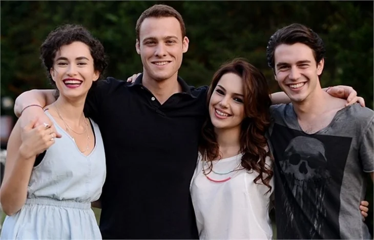 "Güneşi Beklerken" dizisinden aşk çıktı!