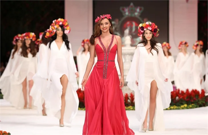 Miranda Kerr, Antalya'da podyuma çıktı!