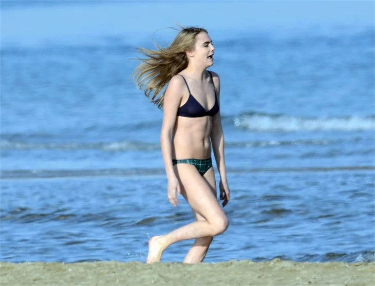 Cara Delevingne flaşlara aldırmadı!