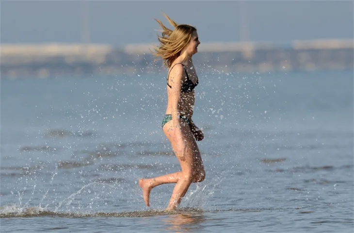 Cara Delevingne flaşlara aldırmadı!