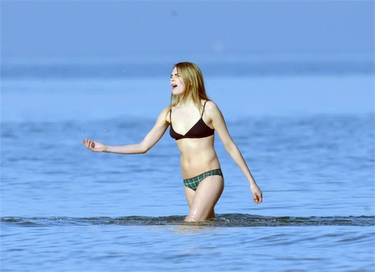 Cara Delevingne flaşlara aldırmadı!