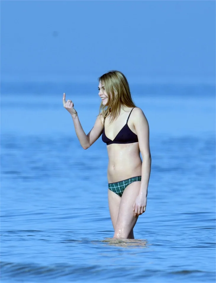 Cara Delevingne flaşlara aldırmadı!