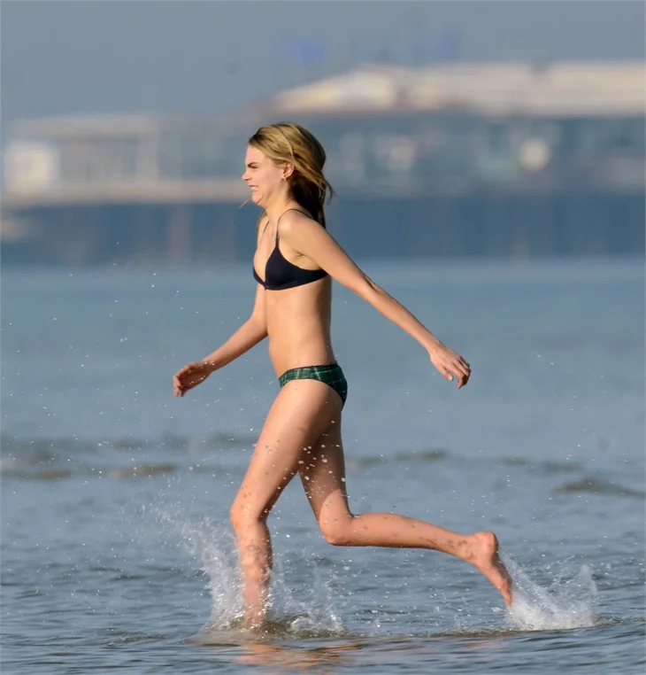 Cara Delevingne flaşlara aldırmadı!