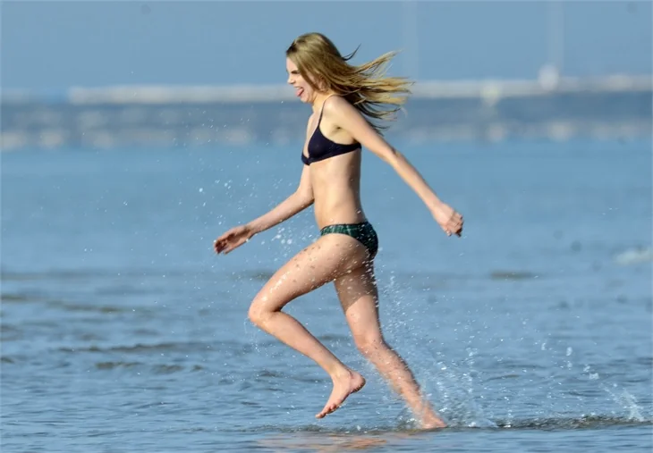 Cara Delevingne flaşlara aldırmadı!