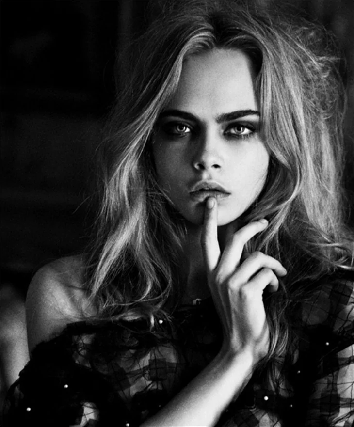 Cara Delevingne'den çekici kareler!