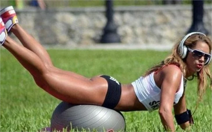 Spor modeli Jennifer Nicole Lee!