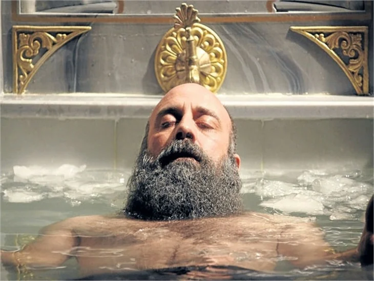 Halit Ergenç buzlu suda 6 saat kaldı!