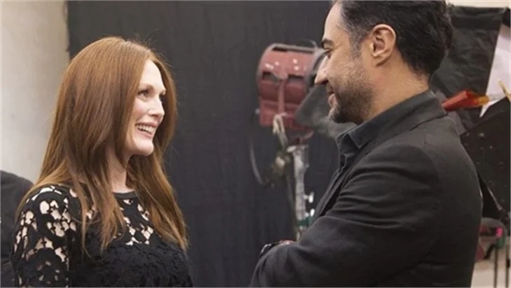 Julianne Moore, tanıtım filmi için stüdyoya girdi.