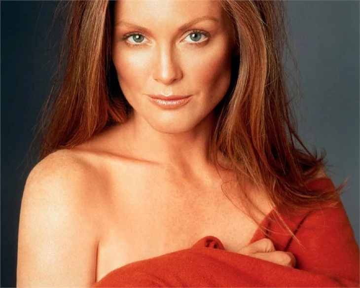 Julianne Moore, tanıtım filmi için stüdyoya girdi.