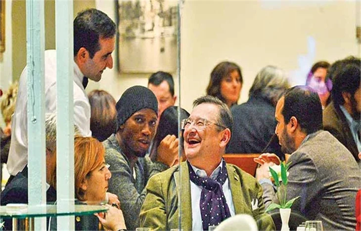 Drogba yemek yerken kameralardan şikayetçi oldu!