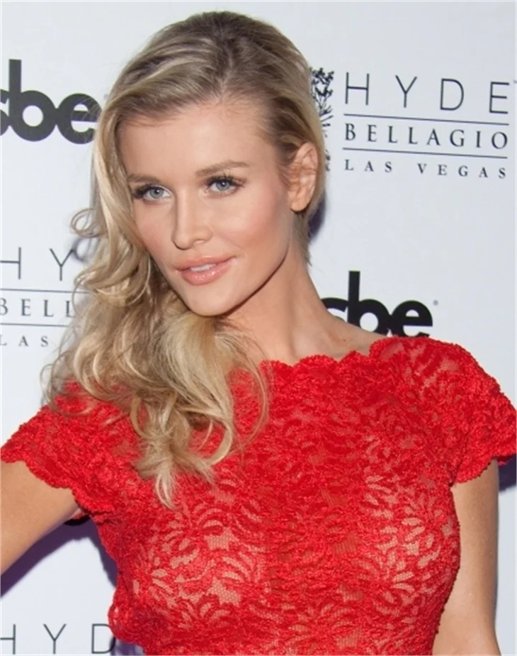 Joanna Krupa kırmızı elbisesi ile büyüledi..
