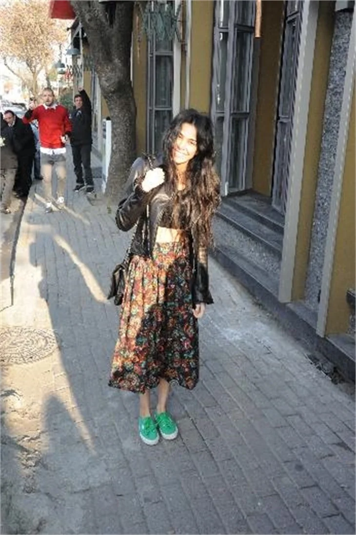 Asena Erkin'in şaşırtan kıyafeti