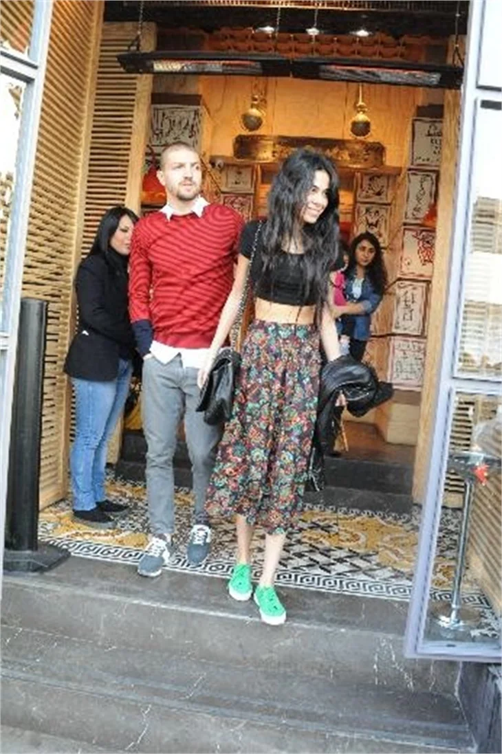Asena Erkin'in şaşırtan kıyafeti