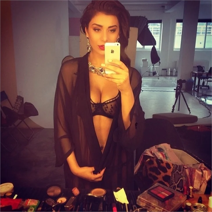 Ebru Şancı, Playboy'a soyundu!