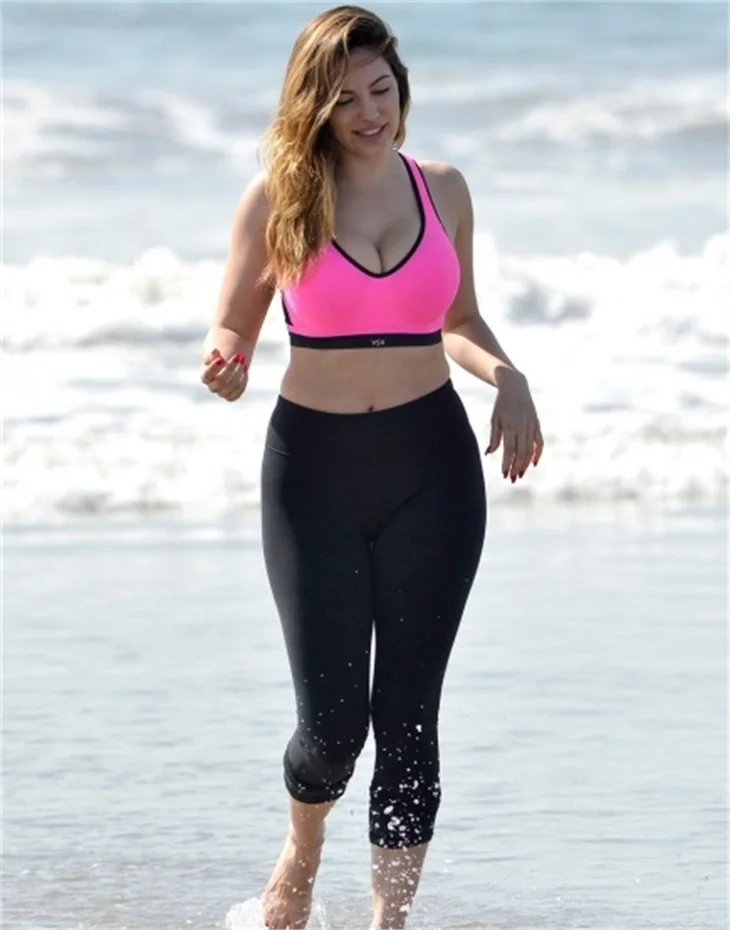 Kelly Brook yürüyüşte!