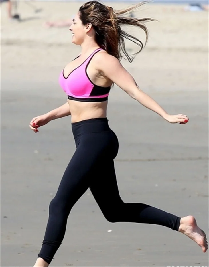 Kelly Brook yürüyüşte!