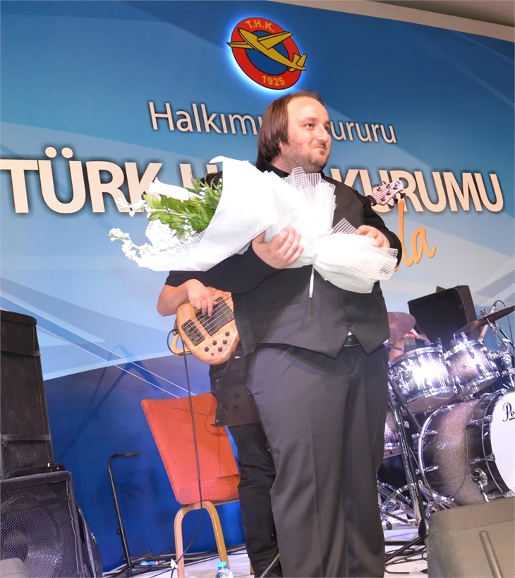 Hasan Doğru şarkının sözlerini unutunca...