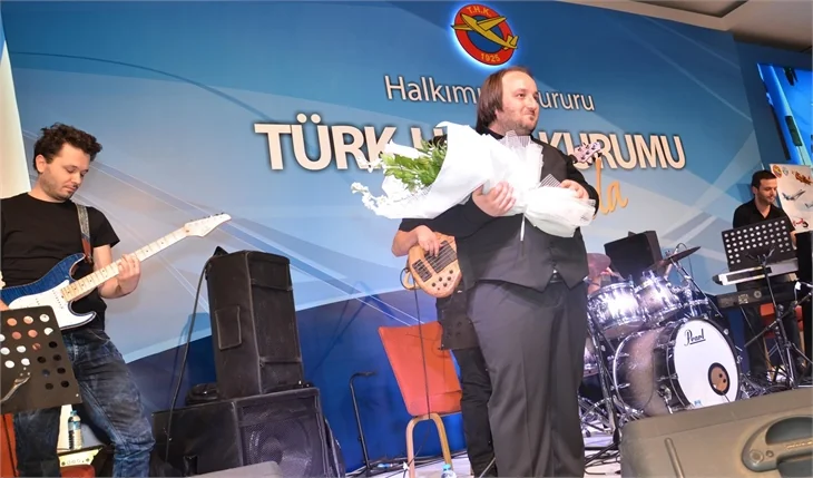 Hasan Doğru şarkının sözlerini unutunca...