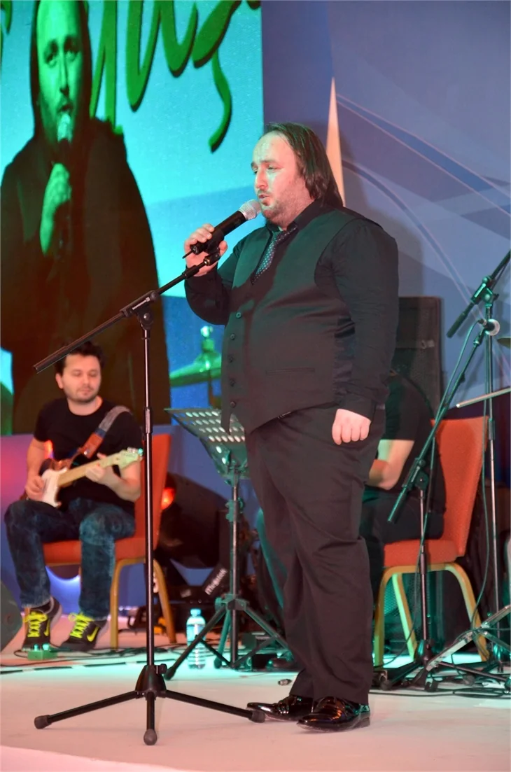 Hasan Doğru şarkının sözlerini unutunca...