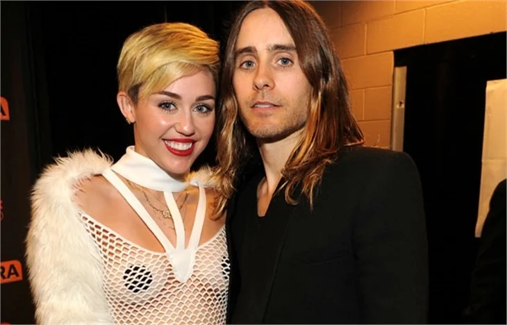 Miley Cyrus 21 yaş büyük sevgisiliyle mutlu!