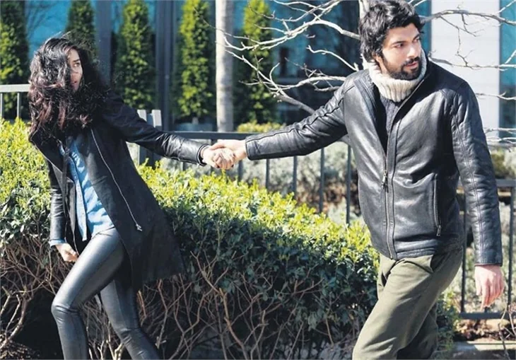 4 dilde "Kara Para Aşk"
