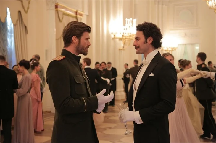 Kıvanç Tatlıtuğ ile Farah Zeynep Abdullah, Rusya'dan dönüyor!