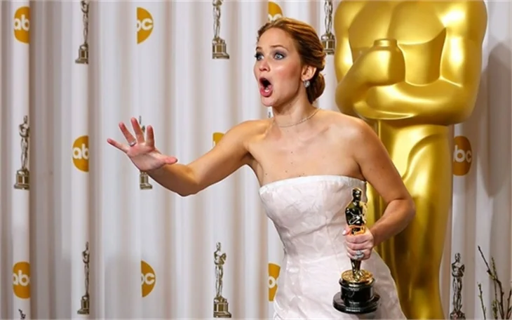 Jennifer Lawrence kırmızı halı kazası 'numara' mıydı?