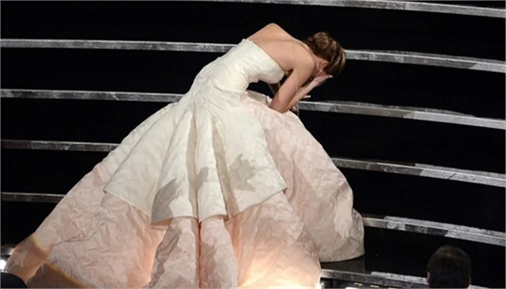 Jennifer Lawrence kırmızı halı kazası 'numara' mıydı?