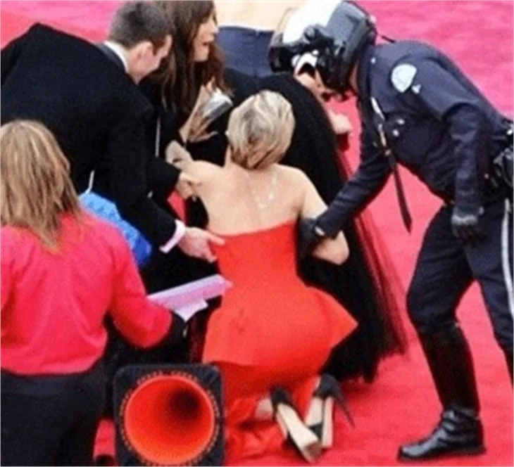 Jennifer Lawrence kırmızı halı kazası 'numara' mıydı?
