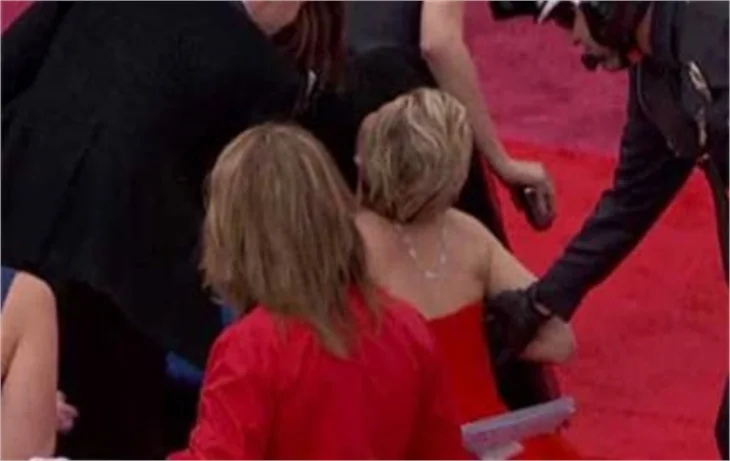 Jennifer Lawrence kırmızı halı kazası 'numara' mıydı?