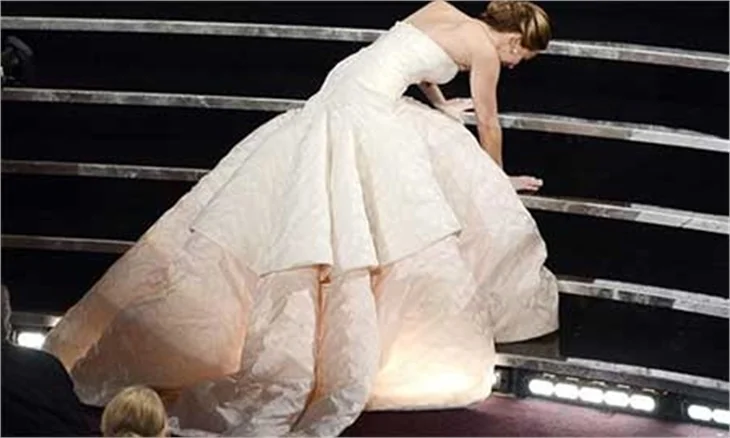 Jennifer Lawrence kırmızı halı kazası 'numara' mıydı?
