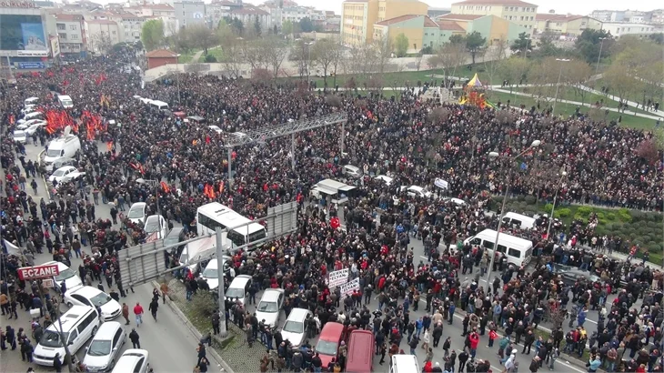 Okmeydanı'nda Berkin Elvan için toplanan kalabalık artıyor!