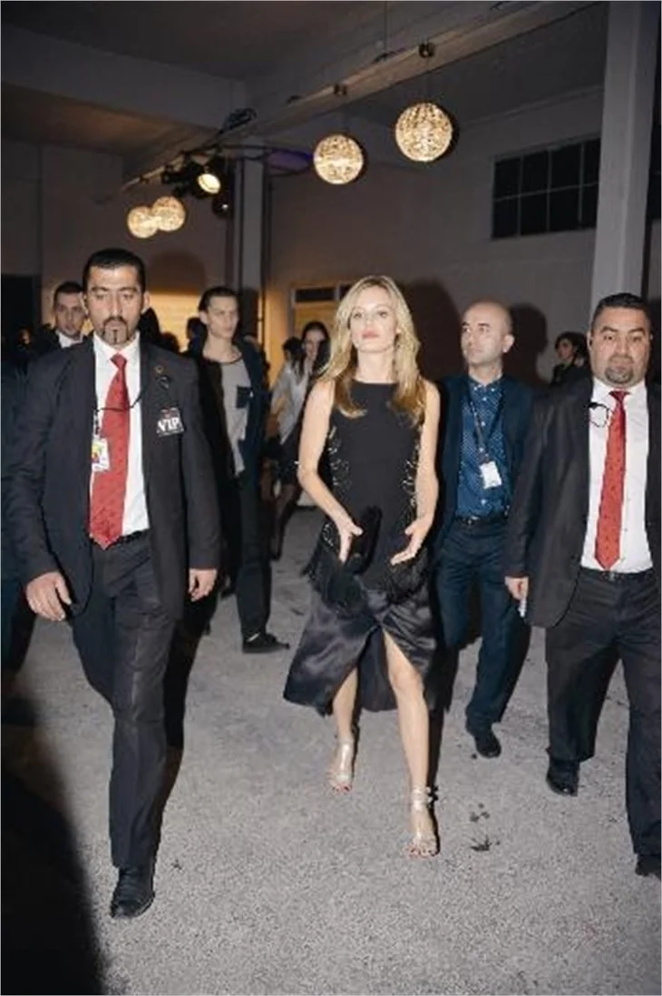 Ekmekli protesto Fashion Week'e damga vurdu!