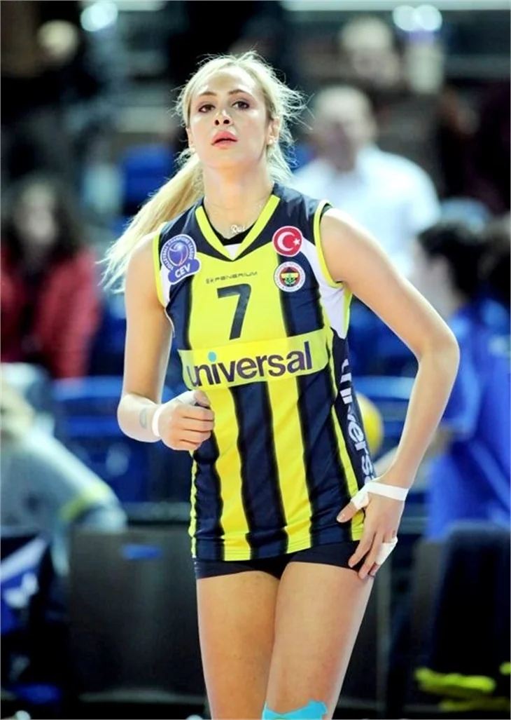 Adanın seksi ünlüsü: Duygu Bal