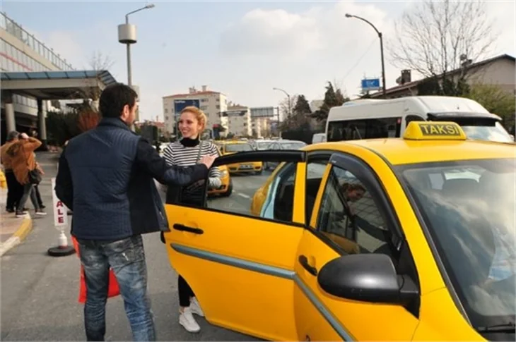 Dilara Öztunç arabası olduğunu unutup taksiye bindi!