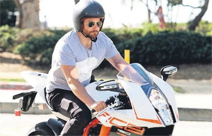 Bradley Cooper'dan motosiklet kazası!