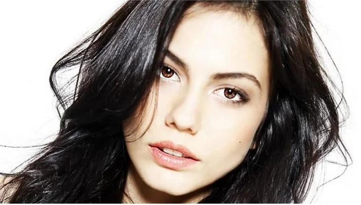 Demet Özdemir ile Ekin Koç, İzzet Çapa'ya konuştu!