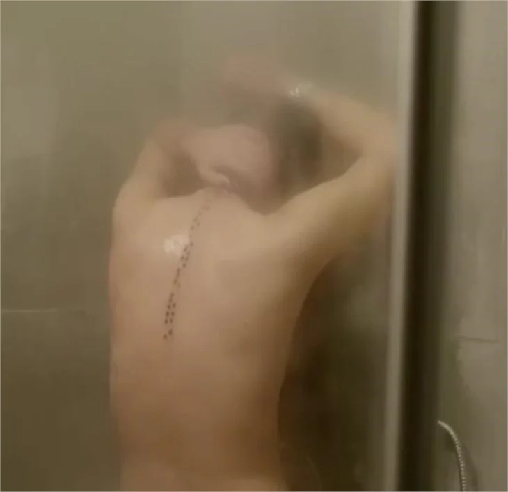 Tuba Büyüküstün'ün dövmesinin sırrı ne?