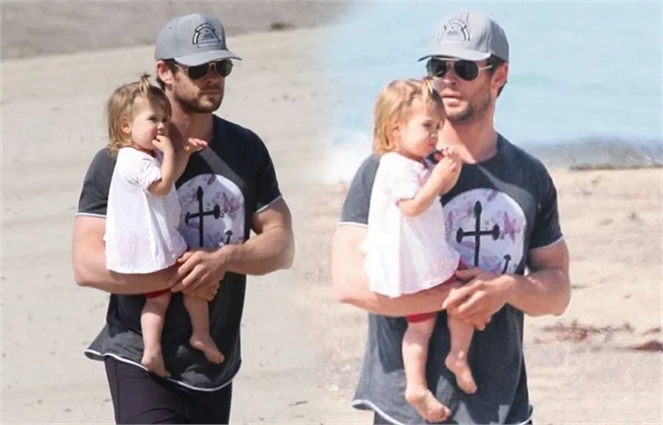 Chris Hemsworth, kızı ile plajda!