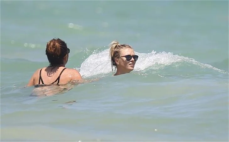 Maria Sharapova'nın bikinisi küçük geldi