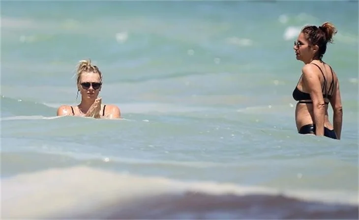 Maria Sharapova'nın bikinisi küçük geldi
