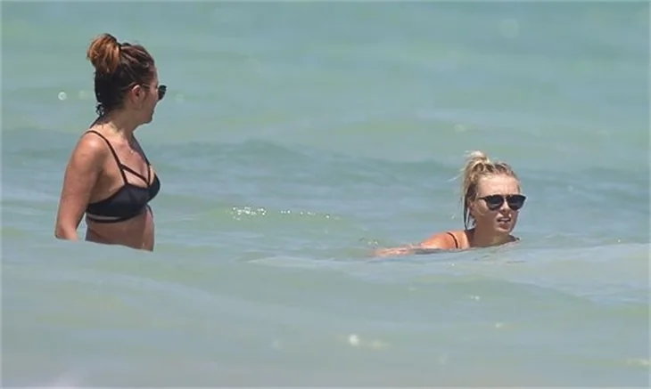 Maria Sharapova'nın bikinisi küçük geldi