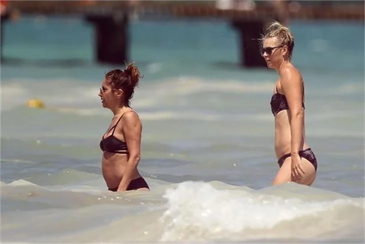 Maria Sharapova'nın bikinisi küçük geldi